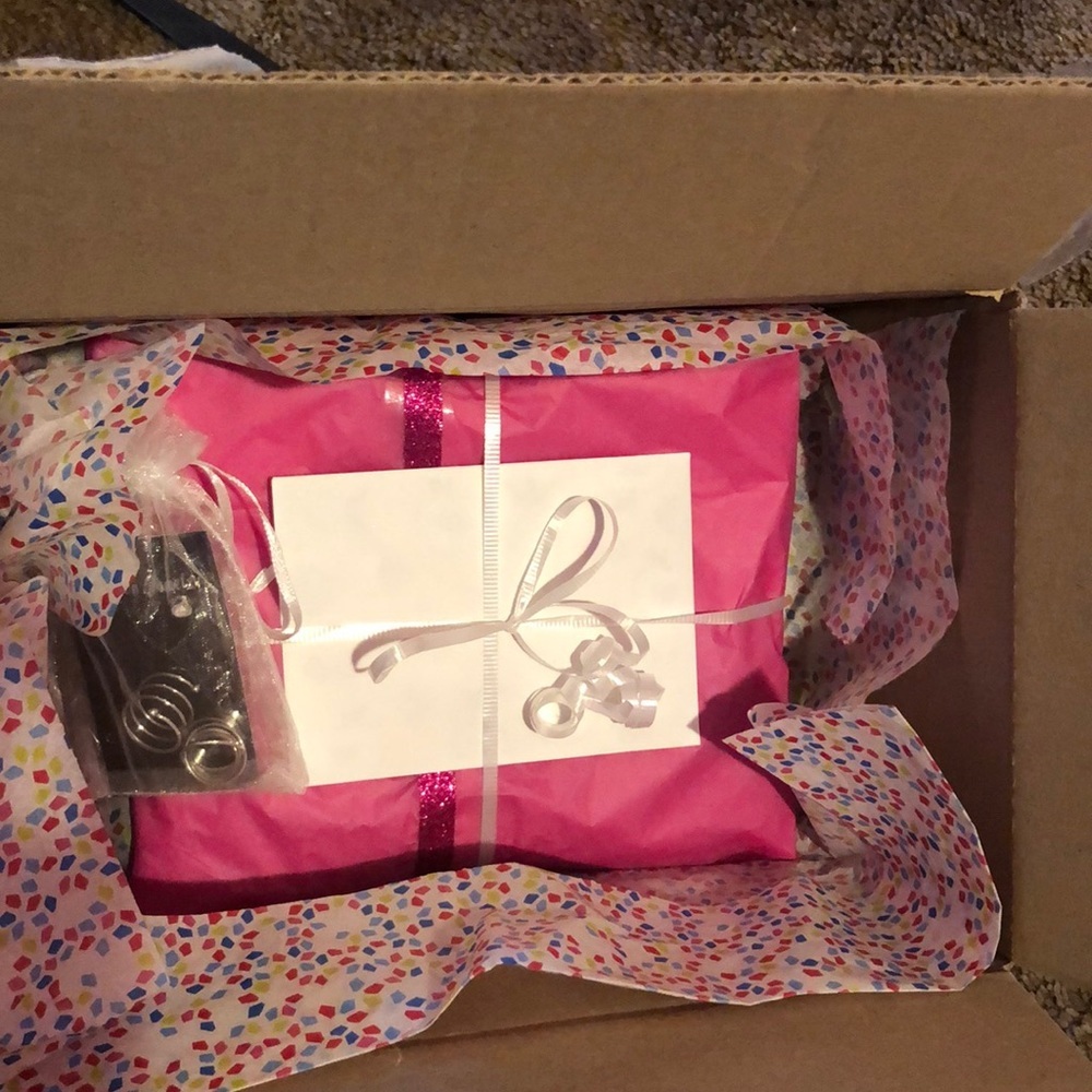 How I wrap up your items 💖 - Picture 5 of 16